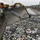 Una excavadora limpió el canal, retirando desperdicios del sitio.