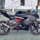 Esta motocicleta fue recuperada por la Policía Nacional del Ecuador luego de una persecución a dos sospechosos. Uno fue detenido.