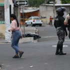 Sobre la acera quedó el cuerpo de la víctima, en el Guasmo.