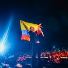 Nodal pidió una bandera de Ecuador para finalizar su presentación en Machala.