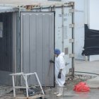 El mal manejo de un contenedor que almacenaba un centenar de cadáveres habría puesto en riesgo a los habitantes de un sector aledaño a la morgue.