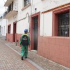 En esta imagen se ve a Juan a punto de ingresar a la vivienda donde estaban los restos.