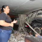 Amanda Méndez mira con tristeza cómo quedó su vivienda.