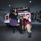 Padre e hija suelen pasar mucho tiempo juntos y se divierten haciendo música.