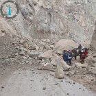 Un deslizamiento de gran magnitud obstaculiza el paso en el kilómetro 80 de la vía Cuenca- Girón- Pasaje.