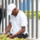 El padre de Álex Cortez llegó hasta la morgue para retirar su cuerpo.