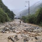 La gran cantidad de piedras y lodo interrumpió el paso en una vía de Tungurahua.