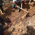 Habitantes de la zona donde ocurrió la desgracia trabajaron juntos para buscar y recuperar el cuerpo de la mujer aplastada por el deslave.