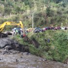 Personal de diferente entidades de Emergencia y comuneros intentaban rescatar un vehículo que fue arrastrado por la corriente, con una familia dentro.