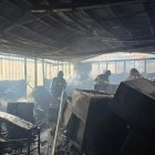 El Cuerpo de Bomberos extinguió el incendio en una escuela del sur de Quito.