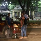 En las noches, gente se instala a beber alcohol en la vía pública alrededor de la cancha de fútbol de la ciudadela. Fines de semana es peor.