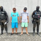 Uno de los sujetos tiene antecedentes penales por varios delitos, según información policial.