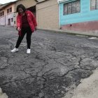 Fabiola Terán, moradora de esta calle, muestra la afectación que hay a lo largo de la vía.