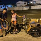 En la avenida Felipe Pezo, al norte de Guayaquil, los recicladores Daniel Pomaina y Katiuska Falquez recibieron regalos por el Día del Padre.