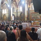 Diez cuerpos fueron llevados hasta la basílica en Baños en una misa campal.