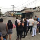 Un grupo de ciudadanos se aglomeraron en la zona del crimen.