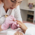 El mundo de la manicura está siempre en evolución, con nuevas tendencias y técnicas que aparecen constantemente.