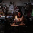 Algunos ciudadanos usan velas para iluminar sus domicilios