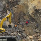 Comuneros caminan por varias horas sorteando los obstáculos. Los estudiantes, los más afectados para ir a sus planteles.