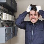 Referencial. Persona molestar por los cortes de energía eléctrica