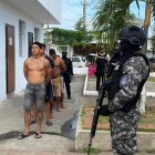 Los detenidos estarían implicados en varios delitos, según datos policiales.