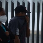 Quienes asisten al lugar se ven obligados a taparse la nariz por el mal olor.