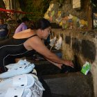 Marcia aprovecha las noches para lavar su ropa en el lavadero público ya que no cuentan con el agua potable en Baños.