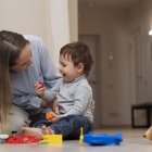 Los niños expuestos a la estimulación temprana suelen desarrollar habilidades preacadémicas esenciales como la lectura temprana y la comprensión numérica básica.