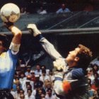 Diego Armando Maradona convirtió un gol con la mano.