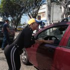 Karlay siempre atiende a sus clientes con una sonrisa.