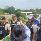 El evento de ceremonia estuvo acompañada de un plantón realizado por los comuneros de la zona que están inconformes con la construcción de la cárcel.