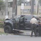 El carro chocó contra una jardinera ubicada en el ingreso de la urbanización. Tenía varios orificios de balas en la ventana del conductor.