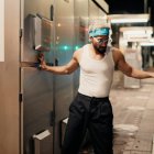 El cantante ya promociona su video de 'Vicio' en YouTube y otras plataformas.