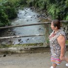 Albertina Calazacón se para en un puente de Chigüilpe para hablar sobre ese río contaminado.