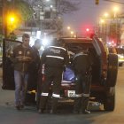 Agentes policiales acudieron al sitio y buscaron indicios balísticos en el vehículo de la víctima.