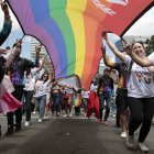 La bandera multicolor, característica de los LGBTIQ+, ondeó por la avenida Amazonas, en el norte.