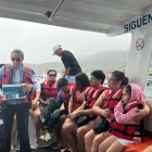 Los turistas se preparan para el avistamiento de ballenas jorobadas.