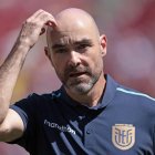 Félix Sánchez y su reacción en el partido ante Venezuela en Santa Clara, California.