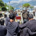 El féretro de la víctima fue recibido con honores en la Comandancia de Policía de Imbabura.