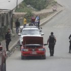 Policías llegaron al sitio para retirar el cadáver y recabar indicios en el vehículo.