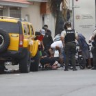 Parientes y conocidos del ciudadano fueron al sitio. Consternados se acercaron al cadáver para verlo de cerca, lamentándose por el crimen.