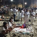 Cientos de devotos esperan a que sean las 00:00