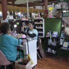 Paola adecuó su local en medio de las ventas de frutas y verduras. Tiene todos los implementos.