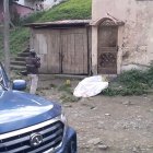 El joven quedó tirado en el piso durante la balacera.