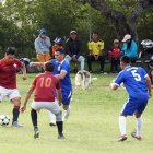 Los equipos de Urapamba esperan que la cancha donde juegan sea entregada a la liga barrial.