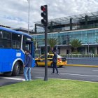 Controladores de buses deben bajar para hacer que el tráfico fluya en una intersección del norte de Quito.
