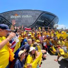 Un grupo de hinchas llevó cervezas y empezó a repartirlas entre los compatriotas.