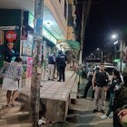 Unos agentes derribaron  puertas, mientras otros revisaban algunos espacios.