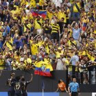 Hinchas de Ecuador festejando con sus jugadores el 3-1 ante Jamaica.