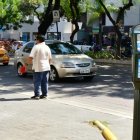 Los señalamientos apuntan a los franeleros, quienes piden dinero para que los conductores eviten ser sancionados por no colocar monedas en los dispositivos.